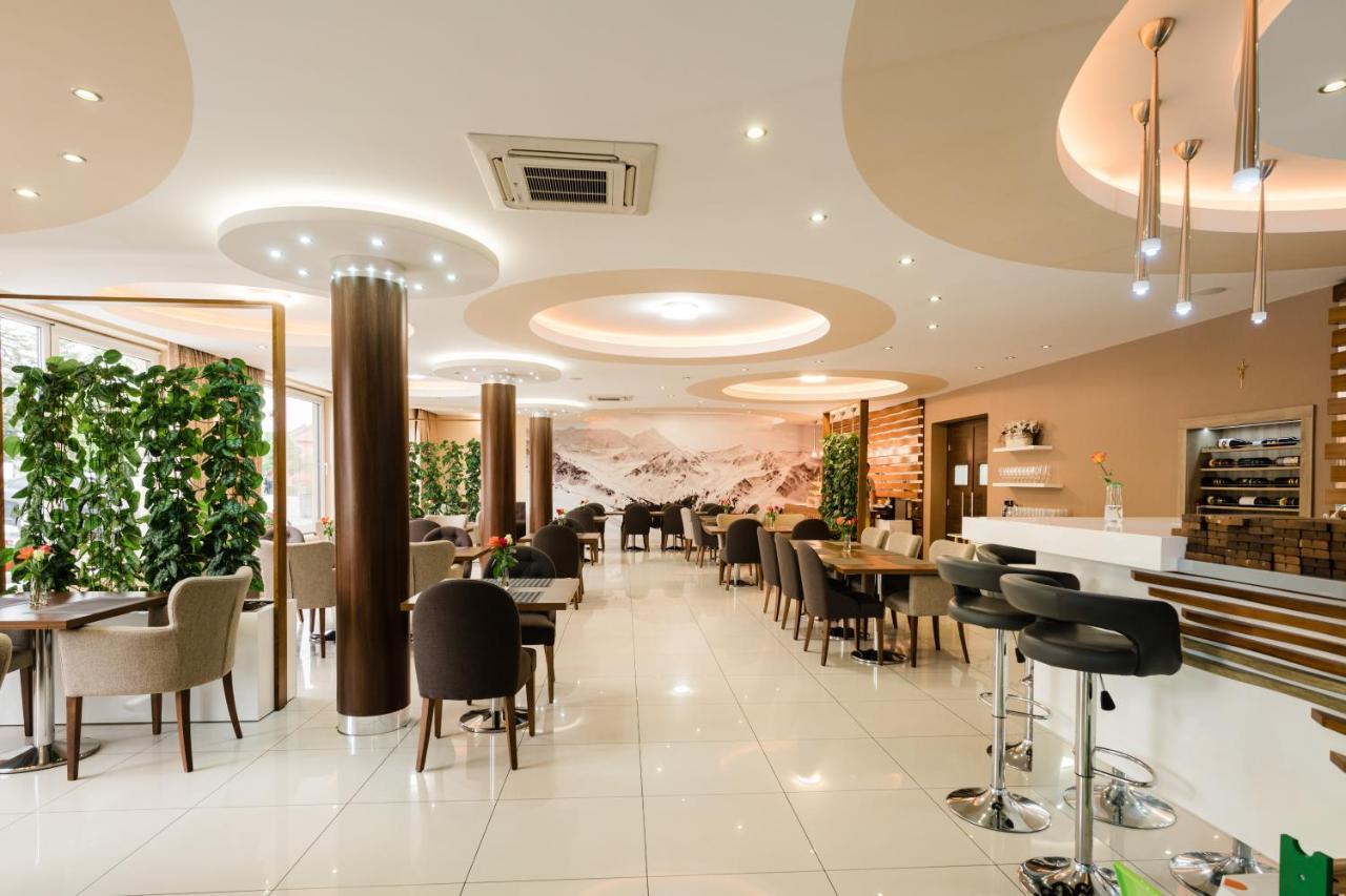 Hotel Menhard ภายนอก รูปภาพ