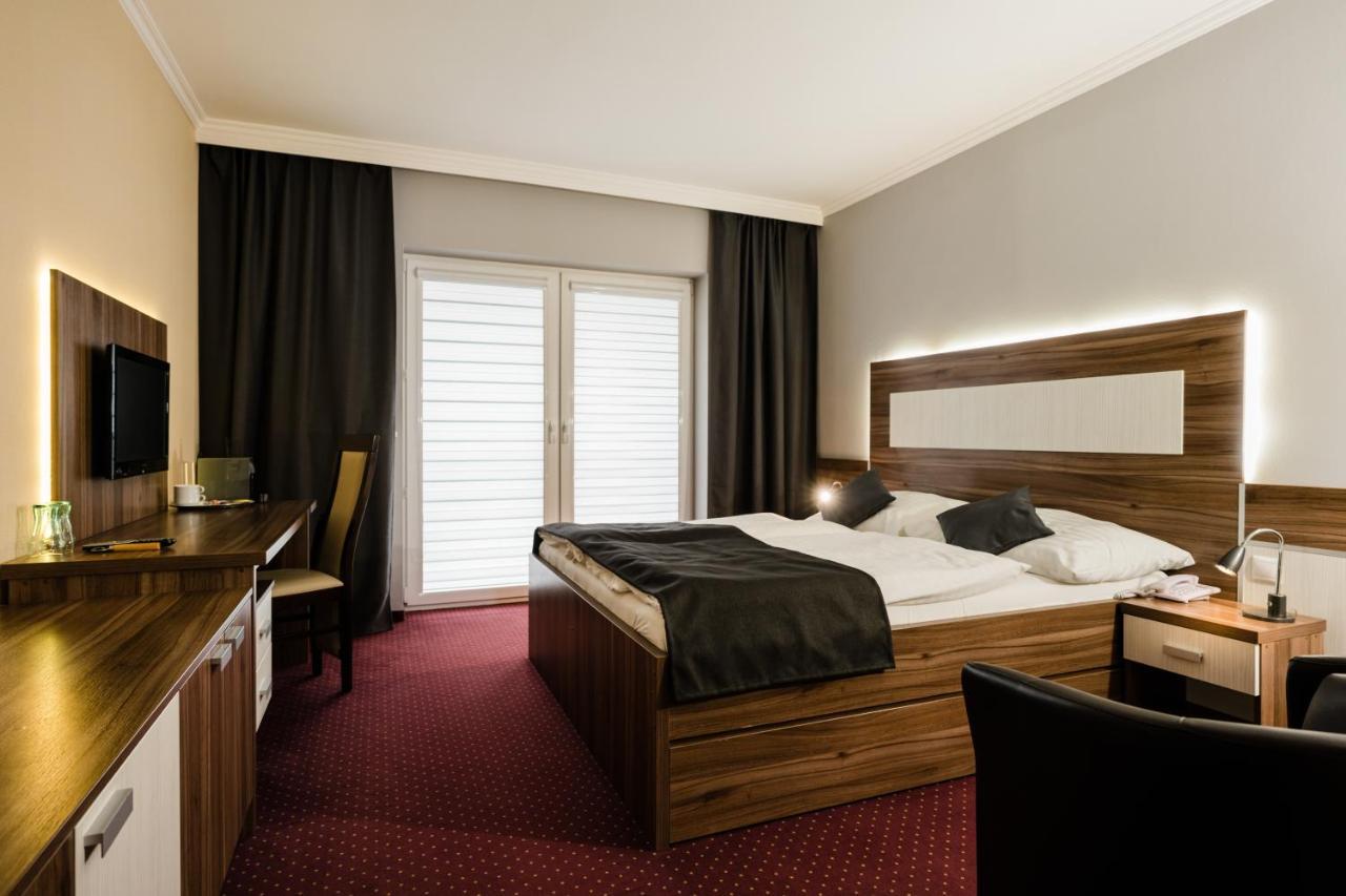 Hotel Menhard ภายนอก รูปภาพ
