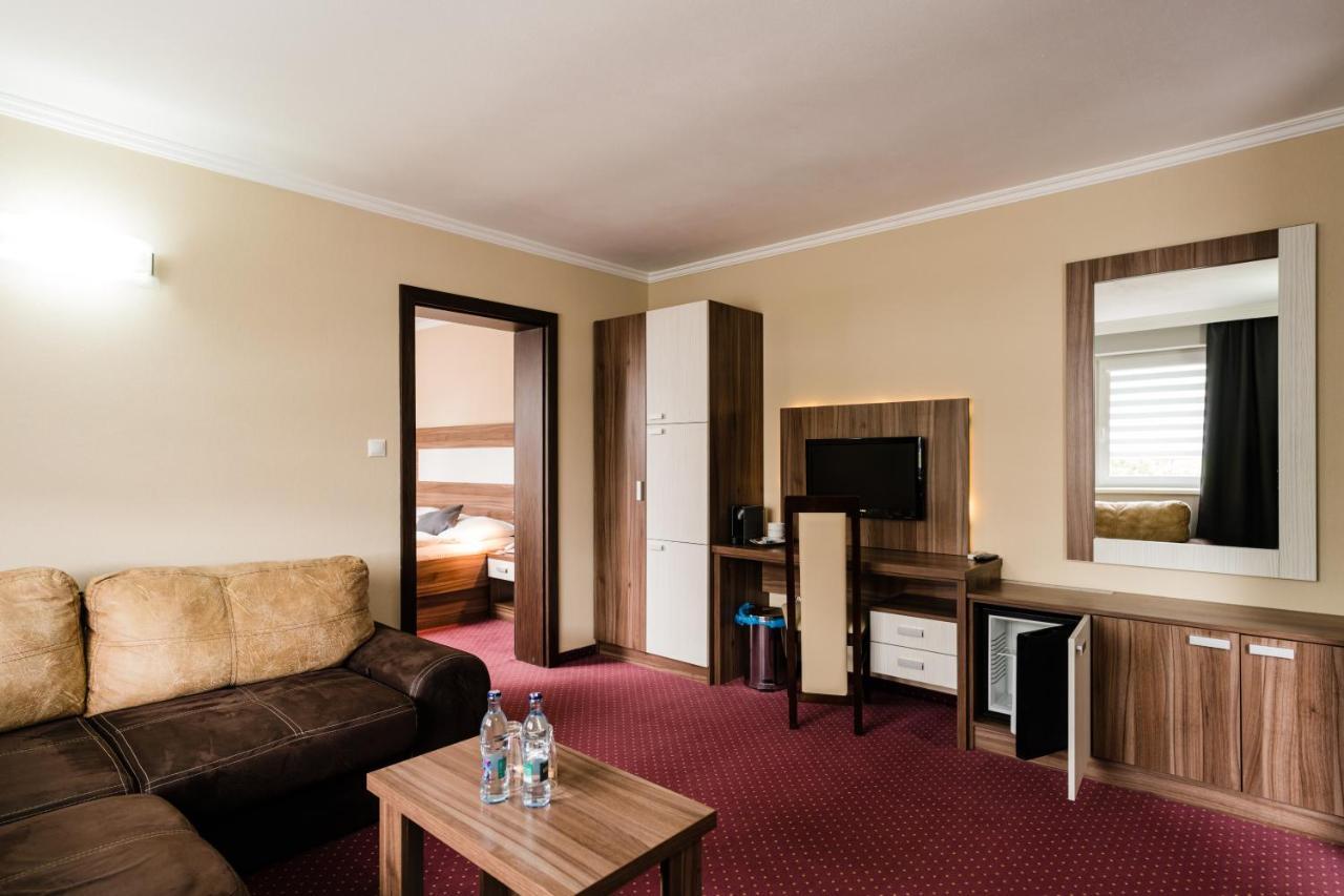 Hotel Menhard ภายนอก รูปภาพ