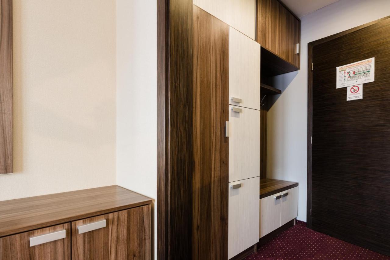 Hotel Menhard ภายนอก รูปภาพ
