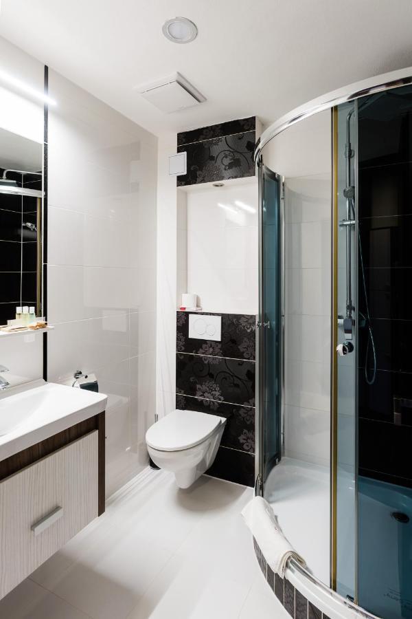 Hotel Menhard ภายนอก รูปภาพ