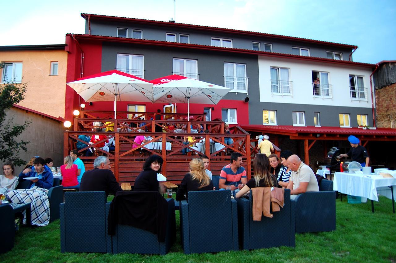 Hotel Menhard ภายนอก รูปภาพ